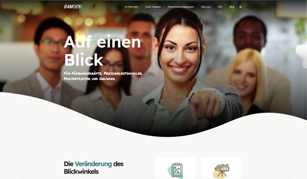 Businessfrau zeigt nach vorne, umgeben von Teammitgliedern, Startseite von BAMOS