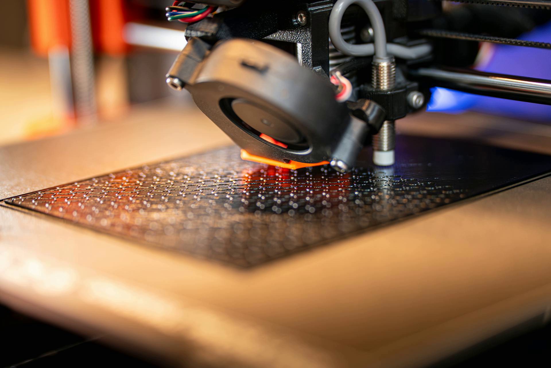 3D-Drucker bei der Arbeit an einem Produktprototyp